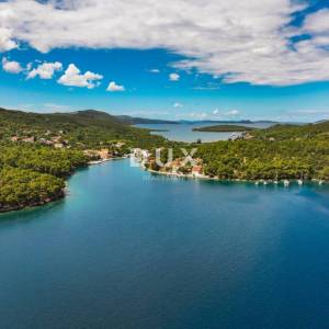 DUGI OTOK - građevinsko zemljište prvi red do mora