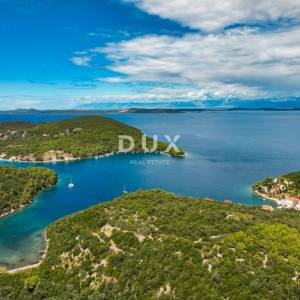 DUGI OTOK - građevinsko zemljište prvi red do mora