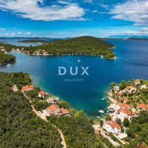 DUGI OTOK - građevinsko zemljište prvi red do mora