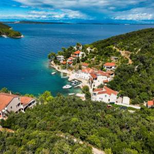 DUGI OTOK - građevinsko zemljište prvi red do mora