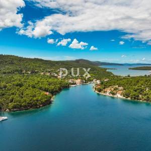 DUGI OTOK - građevinsko zemljište prvi red do mora