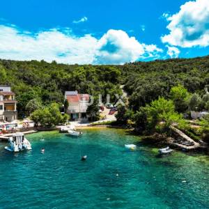 DUGI OTOK - građevinsko zemljište prvi red do mora
