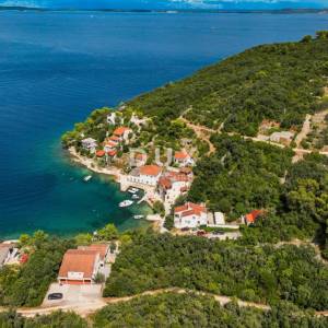 DUGI OTOK - građevinsko zemljište prvi red do mora