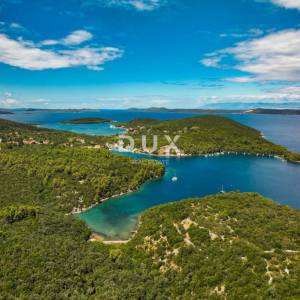 DUGI OTOK - građevinsko zemljište prvi red do mora