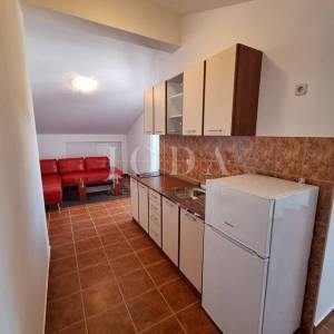 Dva apartmana u Malinskoj, okućnica, namješteno!