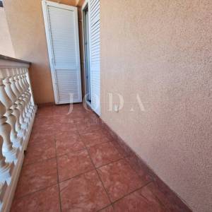 Dva apartmana u Malinskoj, okućnica, namješteno!