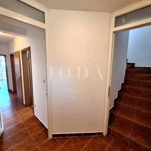 Dva apartmana u Malinskoj, okućnica, namješteno!