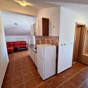 Dva apartmana u Malinskoj, okućnica, namješteno!