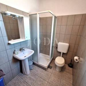 Dva apartmana u Malinskoj, okućnica, namješteno!
