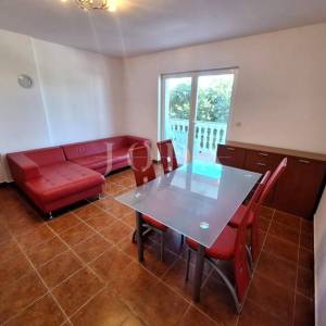Dva apartmana u Malinskoj, okućnica, namješteno!