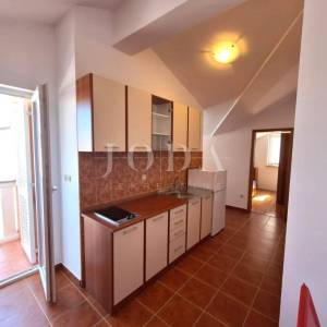 Dva apartmana u Malinskoj, okućnica, namješteno!