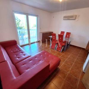 Dva apartmana u Malinskoj, okućnica, namješteno!