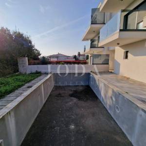 Dvoetažni apartman s bazenom na mirnoj lokaciji