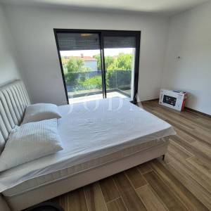 Dvoetažni apartman s bazenom na mirnoj lokaciji