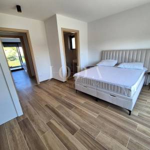 Dvoetažni apartman s bazenom na mirnoj lokaciji