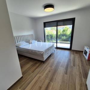 Dvoetažni apartman s bazenom na mirnoj lokaciji