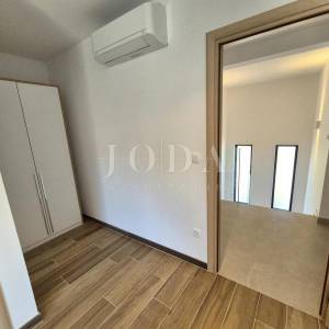 Dvoetažni apartman s bazenom na mirnoj lokaciji