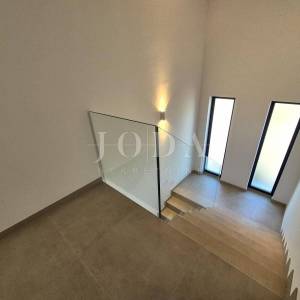 Dvoetažni apartman s bazenom na mirnoj lokaciji