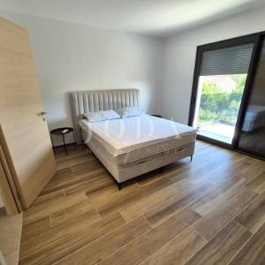 Dvoetažni apartman s bazenom na mirnoj lokaciji