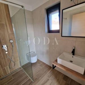 Dvoetažni apartman s bazenom na mirnoj lokaciji