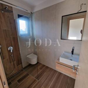 Dvoetažni apartman s bazenom na mirnoj lokaciji