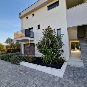 Dvoetažni apartman s bazenom na mirnoj lokaciji