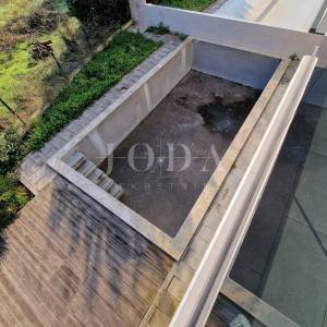 Dvoetažni apartman s bazenom na mirnoj lokaciji