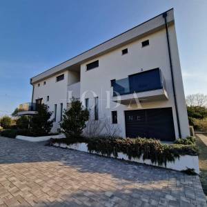 Dvoetažni apartman s bazenom na mirnoj lokaciji