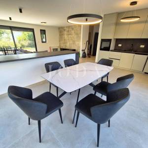 Dvoetažni apartman s bazenom na mirnoj lokaciji