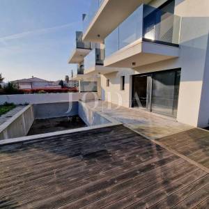 Dvoetažni apartman s bazenom na mirnoj lokaciji