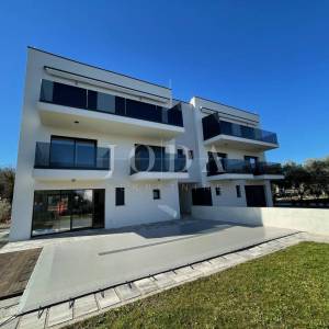 Dvoetažni apartman s bazenom na mirnoj lokaciji