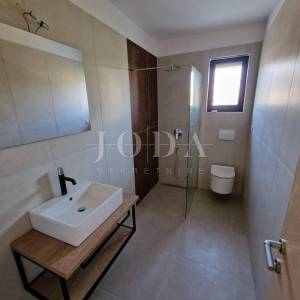 Dvoetažni apartman s bazenom na mirnoj lokaciji