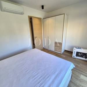 Dvoetažni apartman s bazenom na mirnoj lokaciji