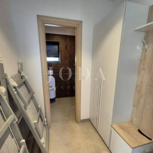 Dvoetažni apartman s bazenom na mirnoj lokaciji