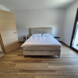 Dvoetažni apartman s bazenom na mirnoj lokaciji
