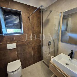 Dvoetažni apartman s bazenom na mirnoj lokaciji