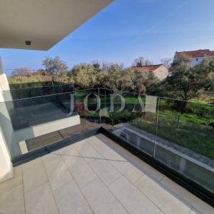 Dvoetažni apartman s bazenom na mirnoj lokaciji