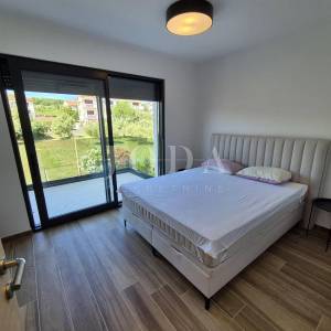Dvoetažni apartman s bazenom na mirnoj lokaciji
