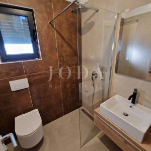 Dvoetažni apartman s bazenom na mirnoj lokaciji
