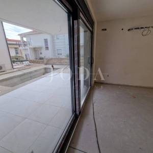 Dvoetažni apartman s bazenom i pogledom na more