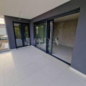 Dvoetažni apartman s bazenom i pogledom na more
