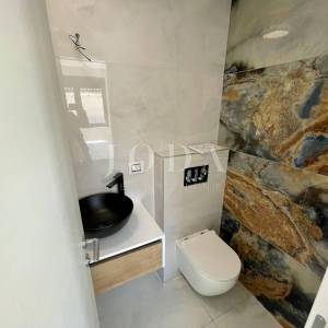 Dvoetažni apartman s bazenom i pogledom na more