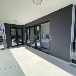 Dvoetažni apartman s bazenom i pogledom na more