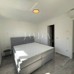 Dvoetažni apartman s bazenom i pogledom na more