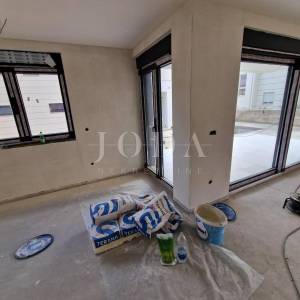 Dvoetažni apartman s bazenom i pogledom na more
