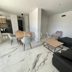 Dvoetažni apartman s bazenom i pogledom na more