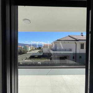 Dvoetažni apartman s bazenom i pogledom na more