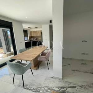 Dvoetažni apartman s bazenom i pogledom na more