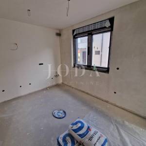 Dvoetažni apartman s bazenom i pogledom na more