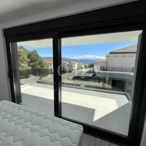 Dvoetažni apartman s bazenom i pogledom na more